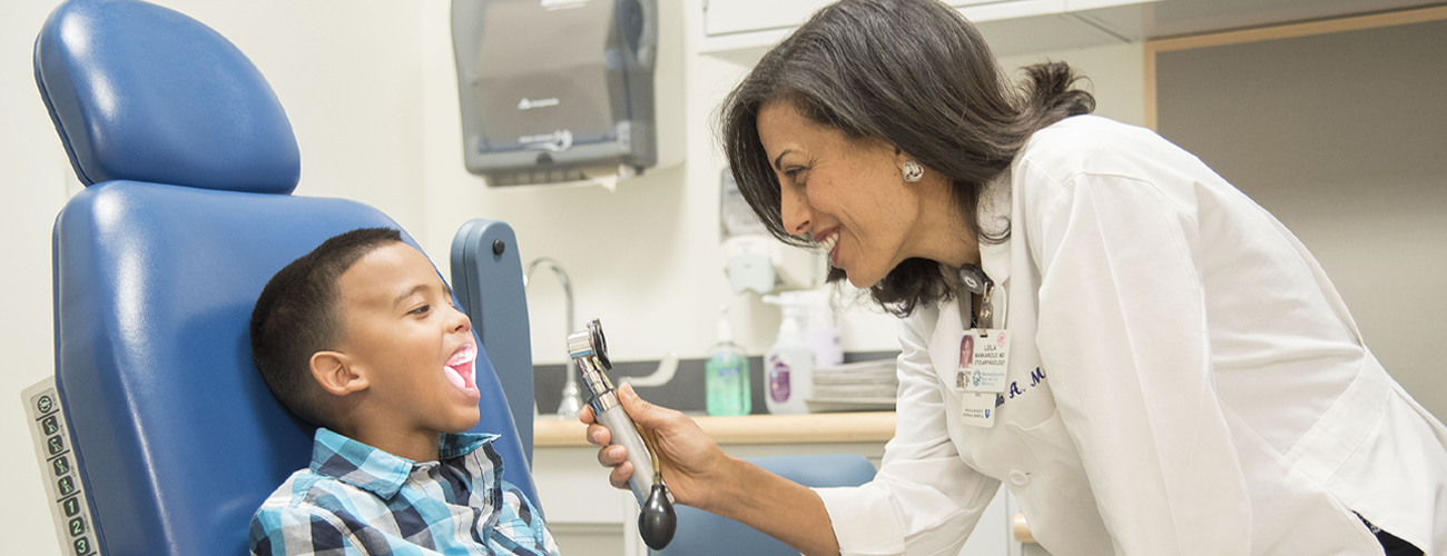 medical trainee at patient bedside